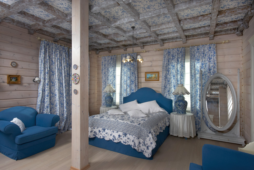 Стильный дизайн: большая гостевая спальня (комната для гостей) в стиле кантри с бежевыми стенами и светлым паркетным полом - последний тренд