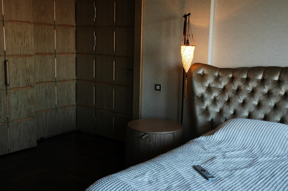 Идея дизайна: большая хозяйская спальня в стиле фьюжн с бежевыми стенами, темным паркетным полом и коричневым полом