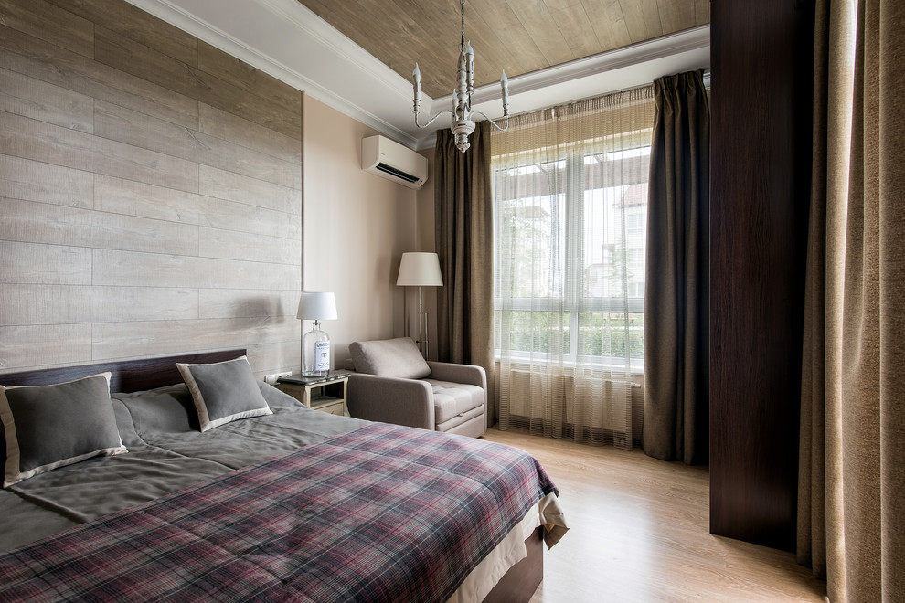 На фото: хозяйская спальня среднего размера в современном стиле с бежевыми стенами и светлым паркетным полом без камина с