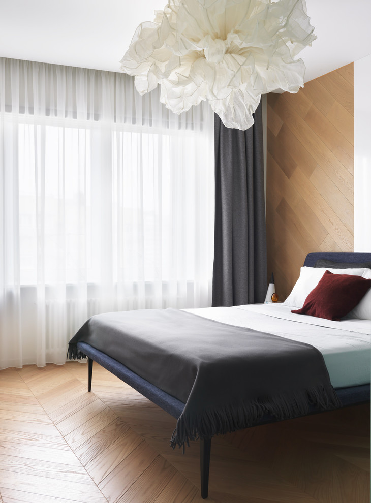 サンクトペテルブルクにあるコンテンポラリースタイルのおしゃれな客用寝室 (無垢フローリング、茶色い床、シアーカーテン、グレーとブラウン) のレイアウト
