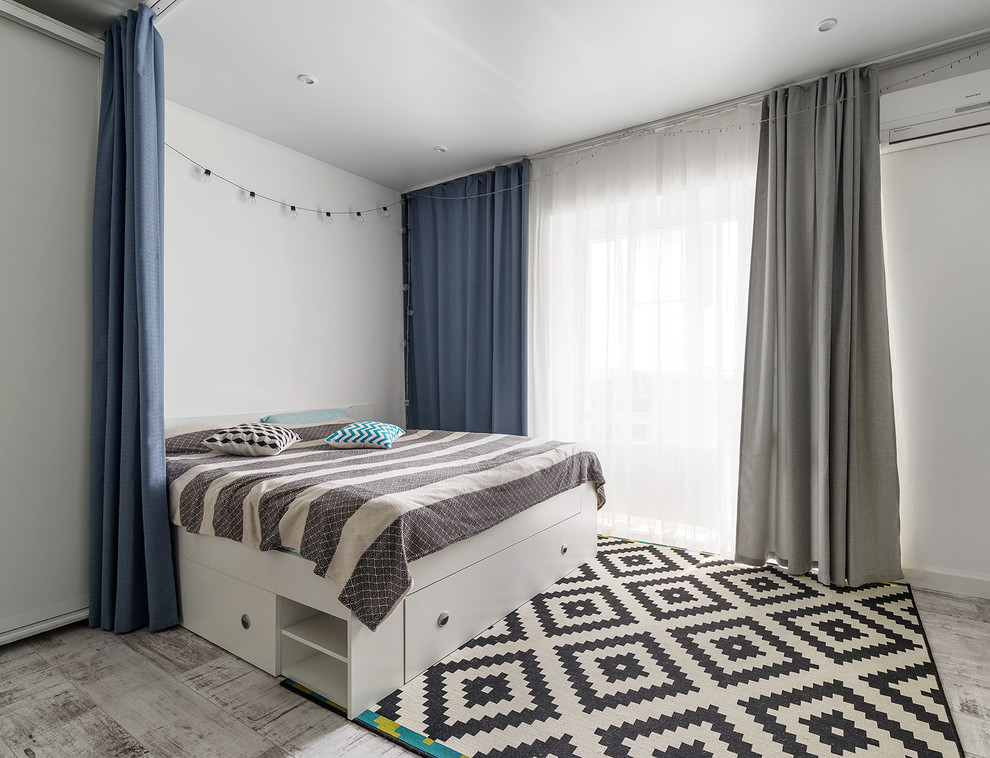 Идея дизайна: спальня в скандинавском стиле с кроватью в нише