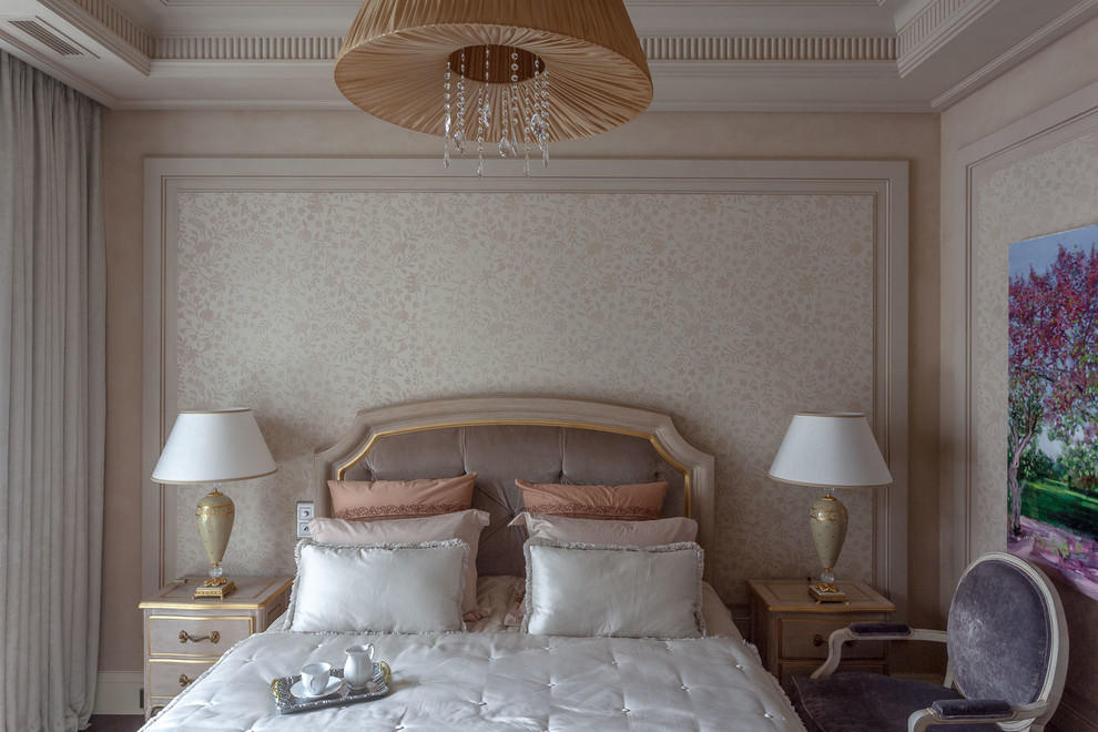 Immagine di una camera degli ospiti classica di medie dimensioni con pareti beige