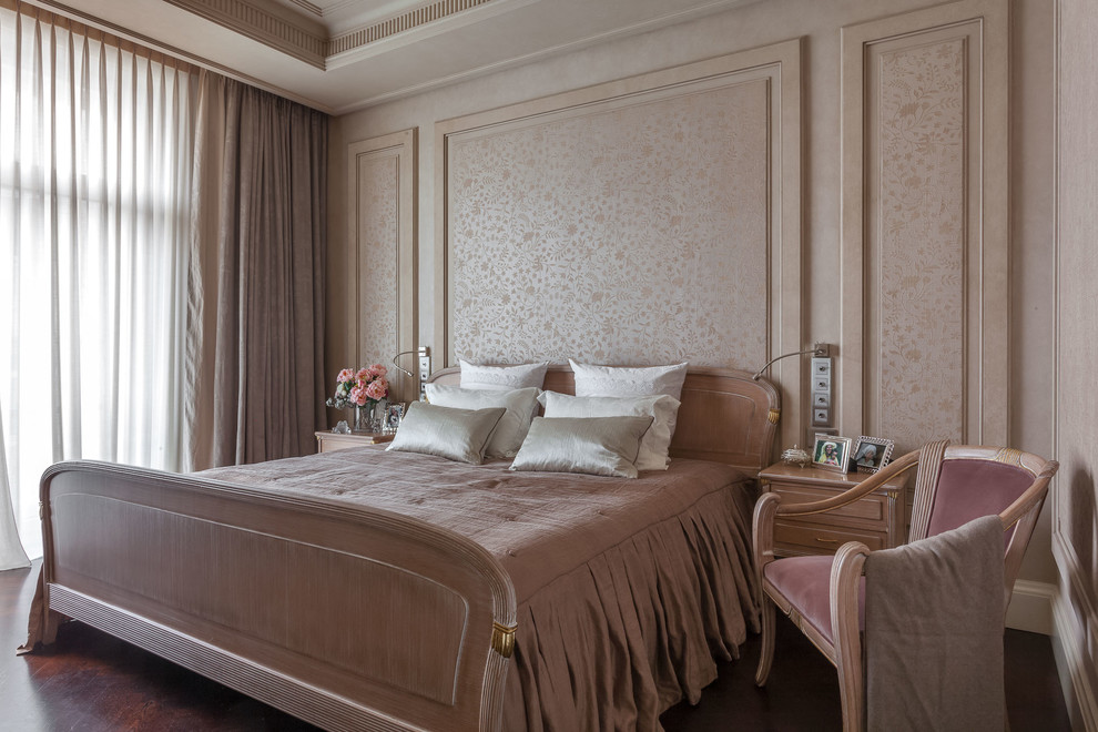 Стильный дизайн: хозяйская спальня среднего размера в классическом стиле с бежевыми стенами и темным паркетным полом - последний тренд
