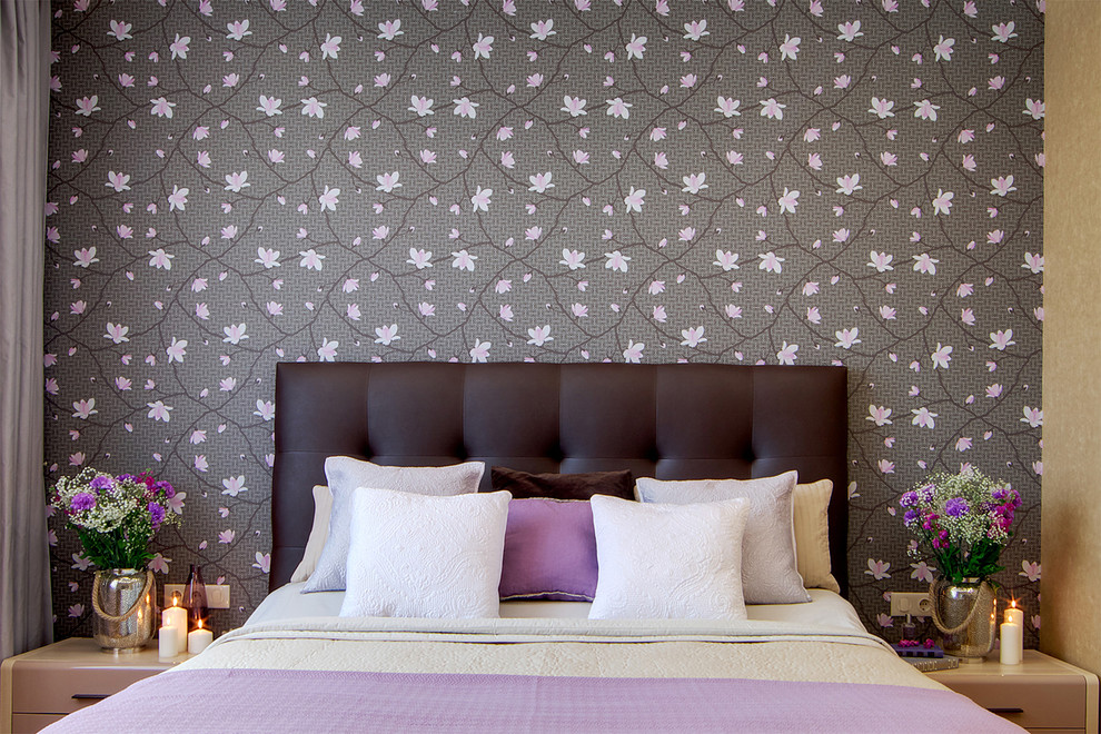 Свежая идея для дизайна: хозяйская спальня в современном стиле с бежевыми стенами - отличное фото интерьера
