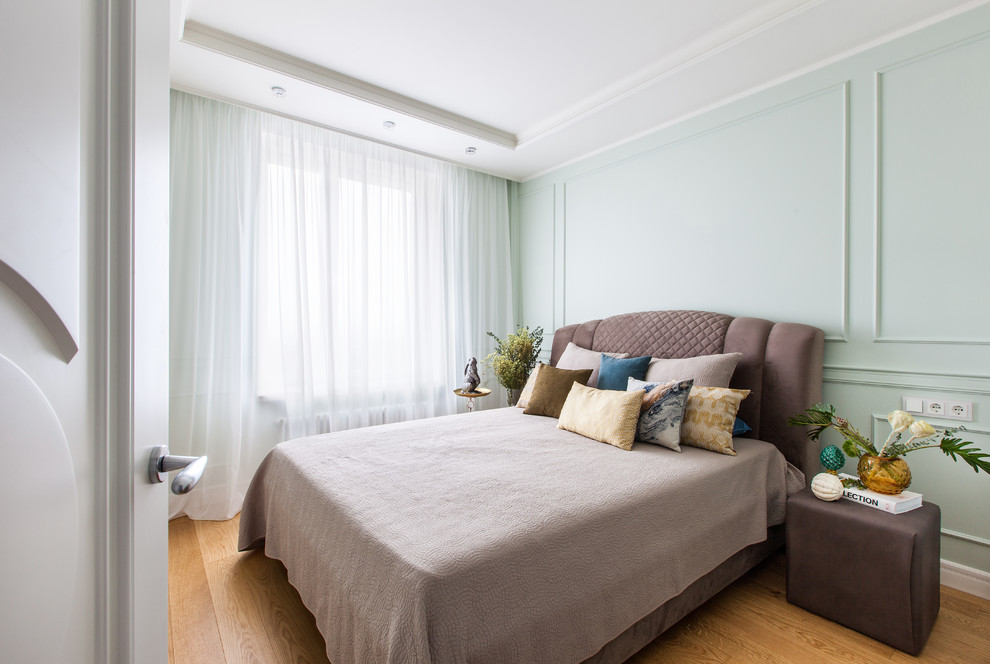 Idee per una camera da letto chic con pareti verdi, pavimento in legno massello medio e pavimento marrone