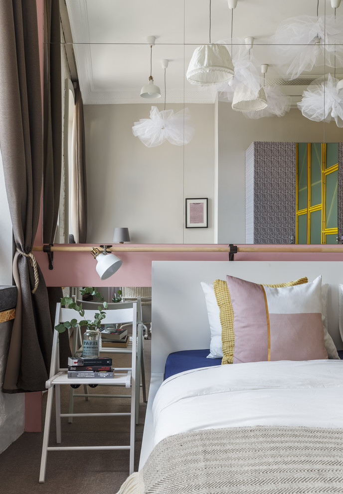 Стильный дизайн: большая гостевая спальня (комната для гостей) в стиле фьюжн с ковровым покрытием, серым полом и розовыми стенами - последний тренд