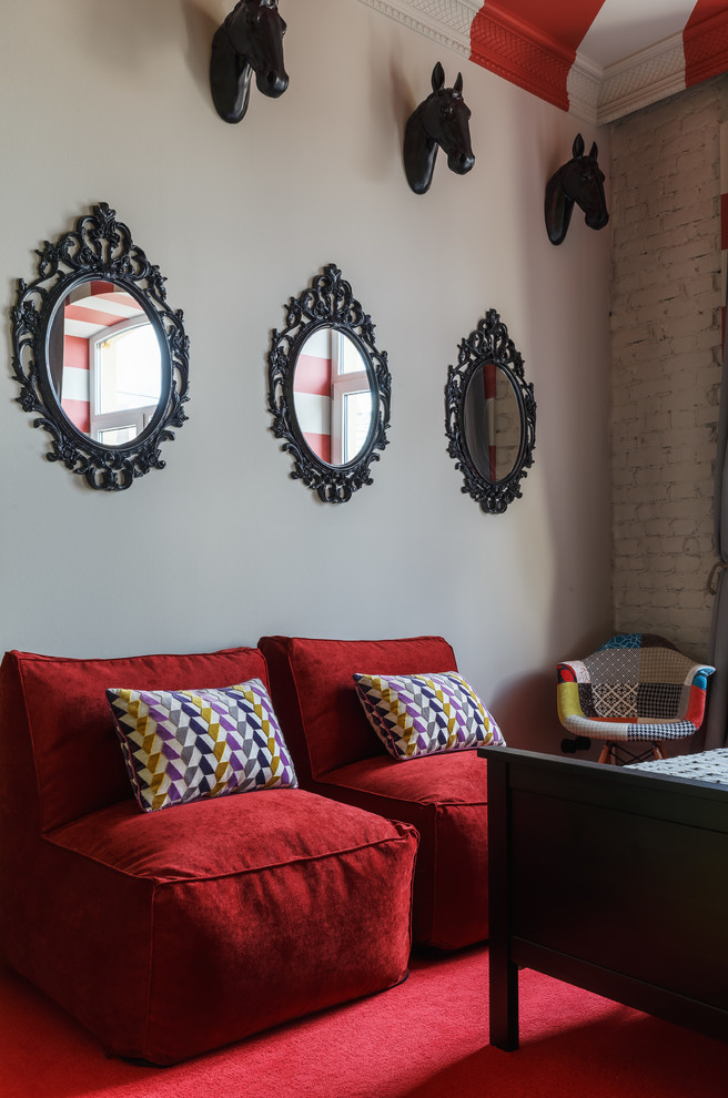 Idee per una grande camera degli ospiti bohémian con pareti grigie, moquette e pavimento rosso