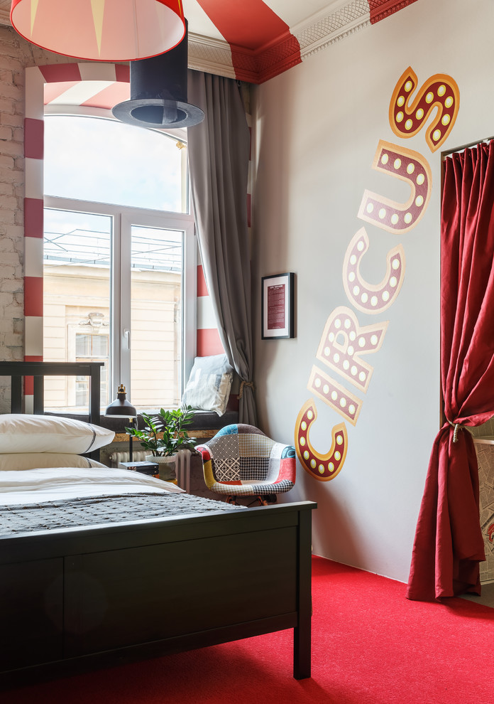 サンクトペテルブルクにあるエクレクティックスタイルのおしゃれな寝室 (カーペット敷き、赤い床、赤いカーテン) のインテリア