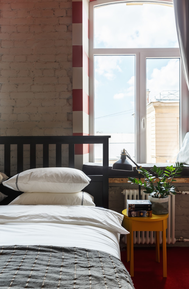 Идея дизайна: большая гостевая спальня (комната для гостей) в стиле фьюжн с серыми стенами, ковровым покрытием и красным полом