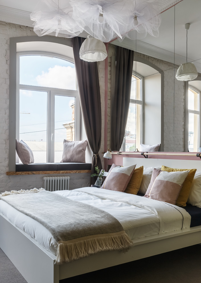 サンクトペテルブルクにある広いコンテンポラリースタイルのおしゃれな寝室 (カーペット敷き、白い壁、グレーの床) のインテリア