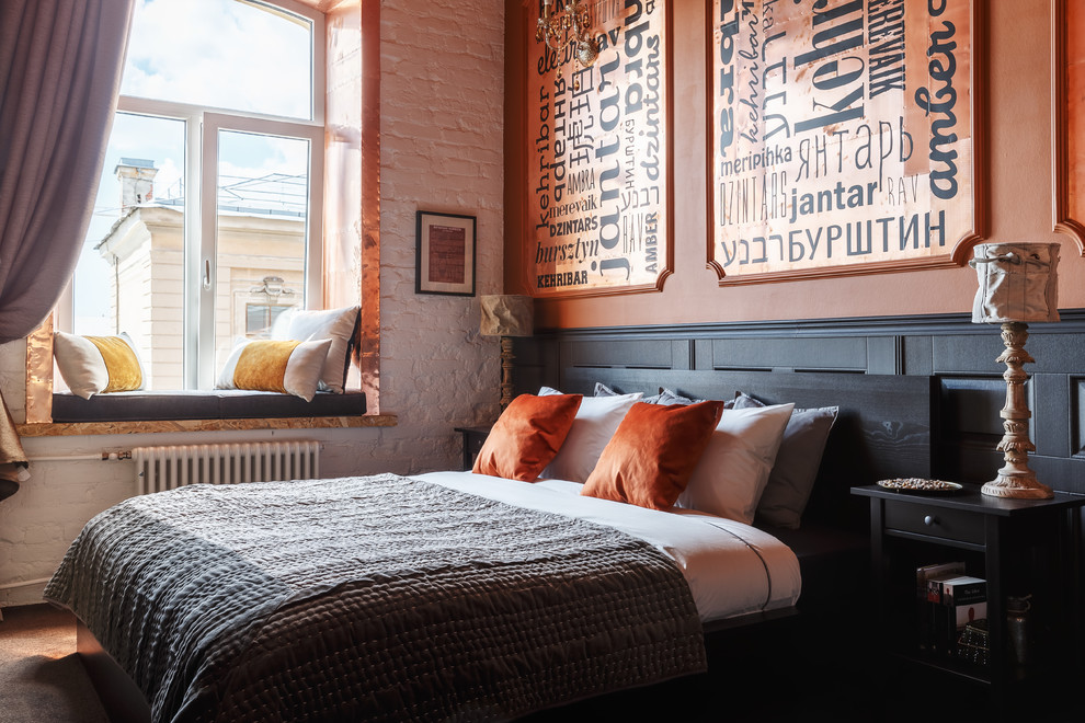 Пример оригинального дизайна: большая гостевая спальня (комната для гостей) в стиле фьюжн с оранжевыми стенами, ковровым покрытием, коричневым полом и кроватью в нише