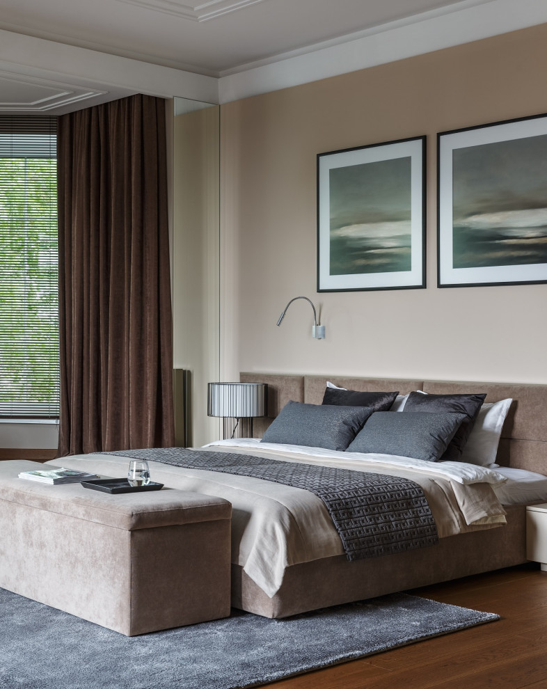 Modernes Schlafzimmer mit brauner Wandfarbe, dunklem Holzboden und braunem Boden in Sonstige
