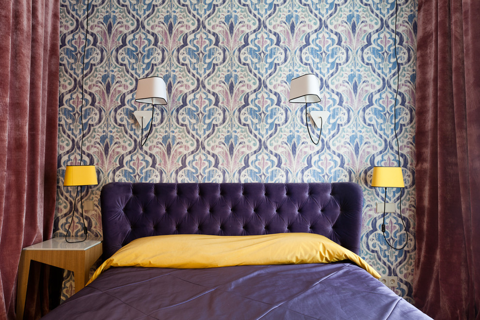 Idées déco pour une petite chambre parentale éclectique avec un mur violet, parquet clair et un sol beige.