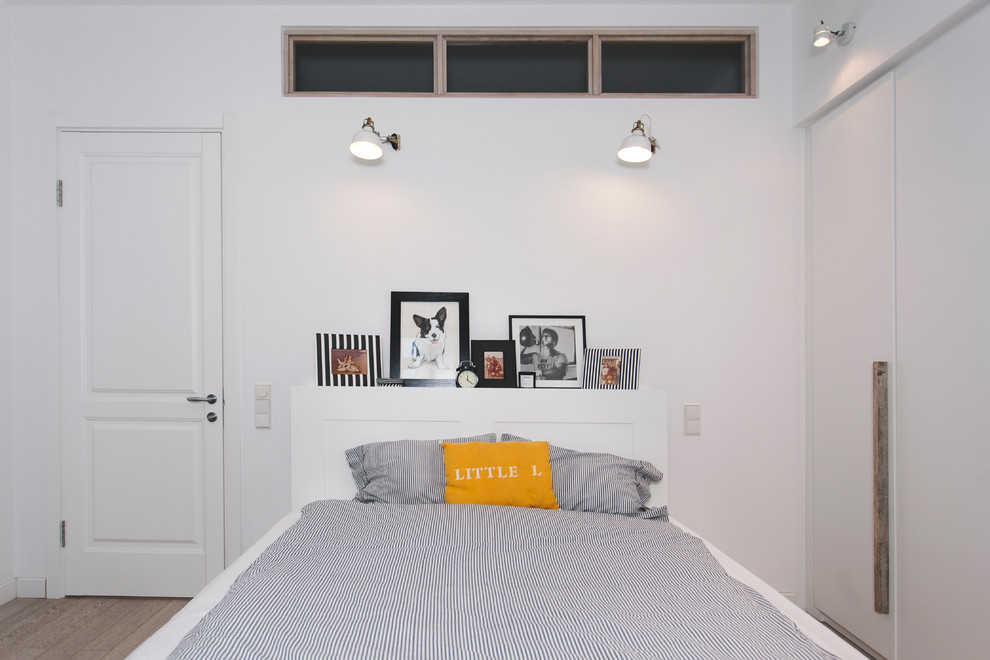 Свежая идея для дизайна: спальня в современном стиле с кроватью в нише - отличное фото интерьера