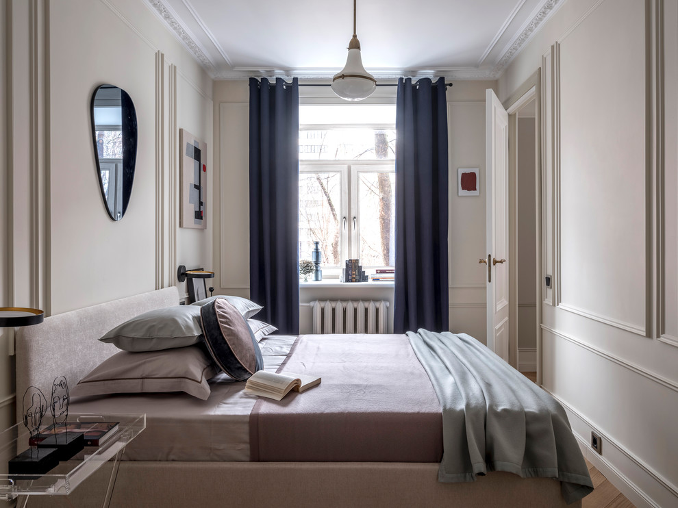 Идея дизайна: хозяйская спальня в стиле неоклассика (современная классика) с бежевыми стенами, паркетным полом среднего тона, коричневым полом и кроватью в нише