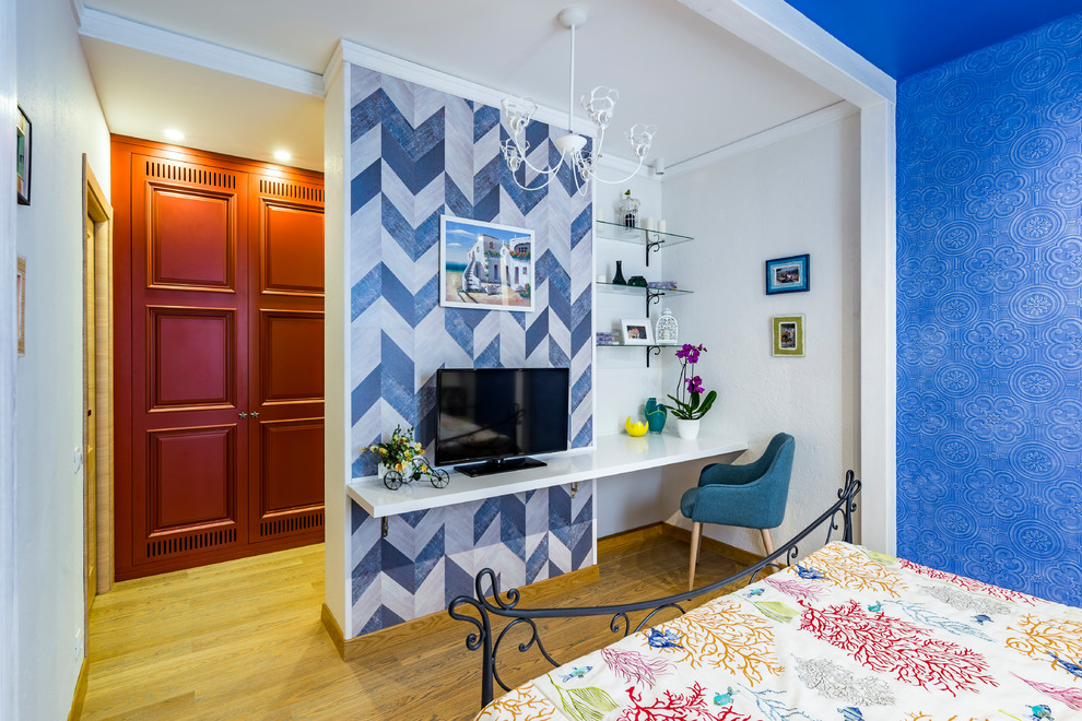 Idee per una camera matrimoniale con pareti blu e pavimento in sughero