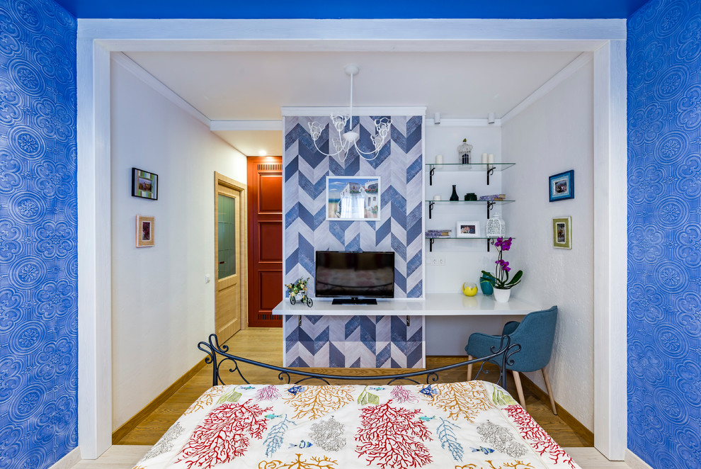 На фото: хозяйская спальня с синими стенами и пробковым полом