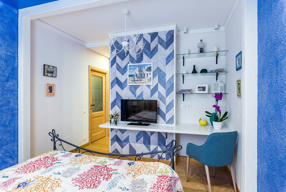 Foto di una camera matrimoniale con pareti blu e pavimento in sughero