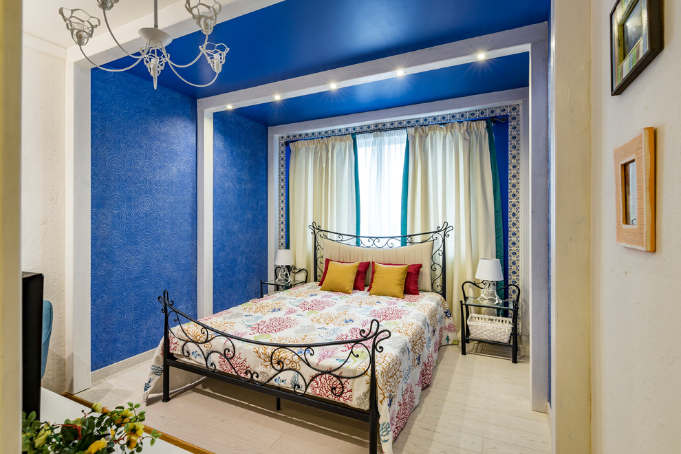 Immagine di una camera matrimoniale con pareti blu e pavimento in sughero