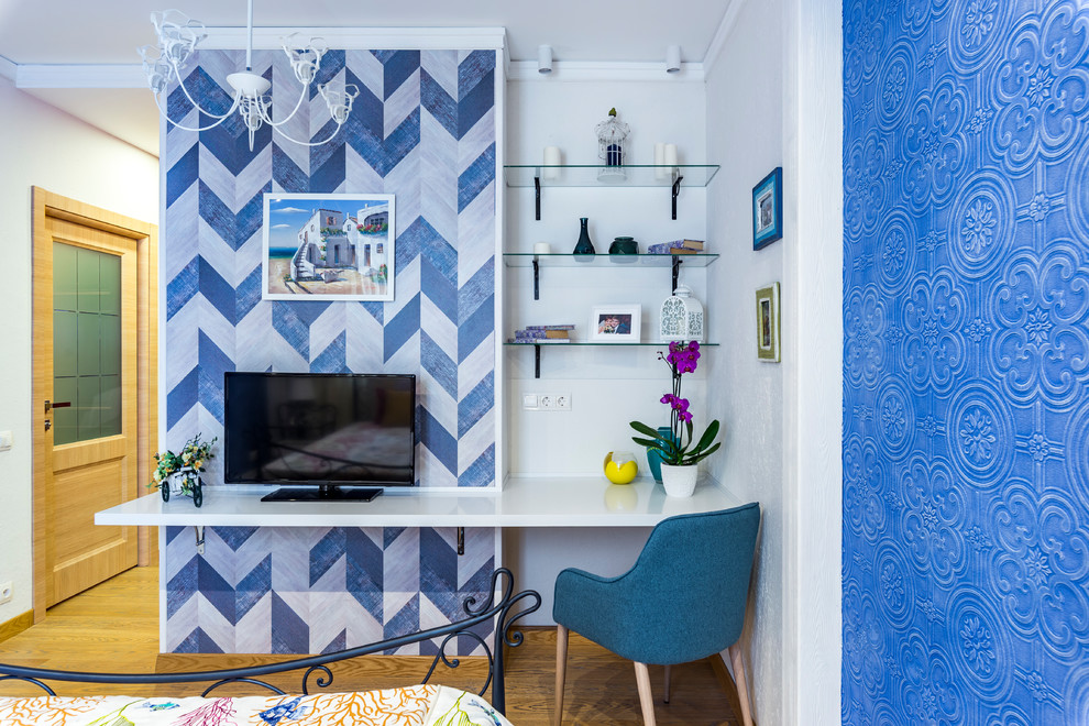 Идея дизайна: хозяйская спальня с синими стенами и пробковым полом