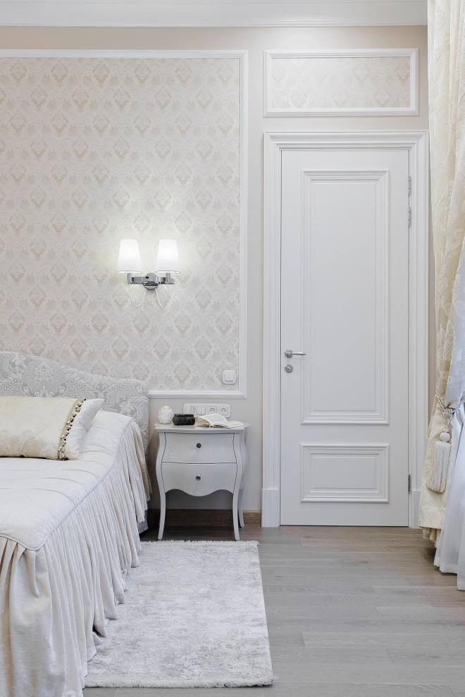 На фото: хозяйская спальня среднего размера в стиле неоклассика (современная классика) с бежевыми стенами и паркетным полом среднего тона без камина с