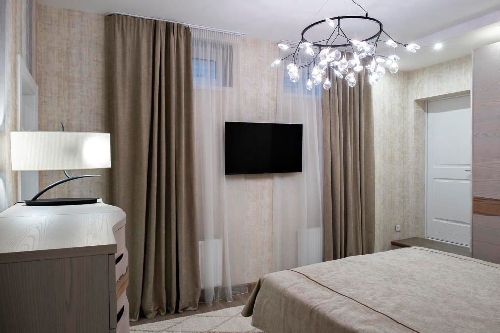 На фото: гостевая спальня среднего размера, (комната для гостей) в стиле неоклассика (современная классика) с бежевыми стенами и паркетным полом среднего тона без камина