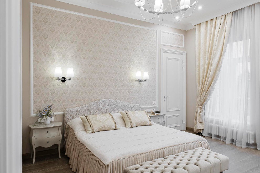 Идея дизайна: хозяйская спальня среднего размера в стиле неоклассика (современная классика) с бежевыми стенами и паркетным полом среднего тона без камина