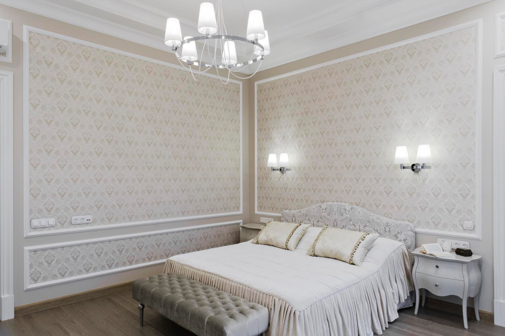Стильный дизайн: хозяйская спальня среднего размера в стиле неоклассика (современная классика) с бежевыми стенами и паркетным полом среднего тона без камина - последний тренд