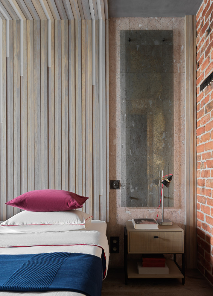 Стильный дизайн: спальня среднего размера в стиле лофт с разноцветными стенами, многоуровневым потолком и панелями на части стены без камина - последний тренд