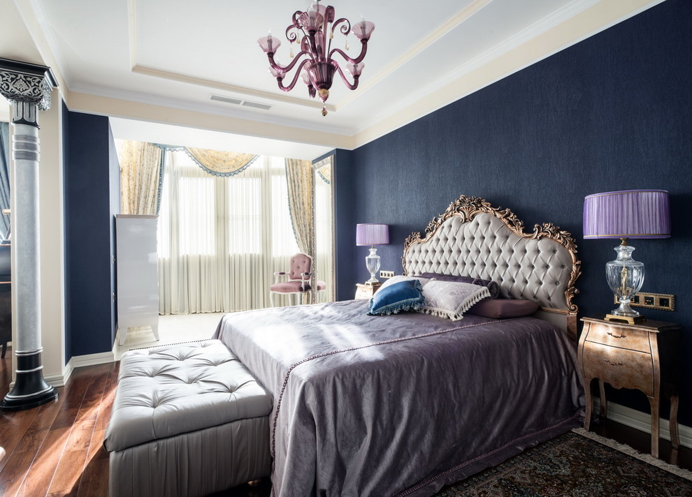 Идея дизайна: хозяйская спальня в классическом стиле с синими стенами и паркетным полом среднего тона без камина