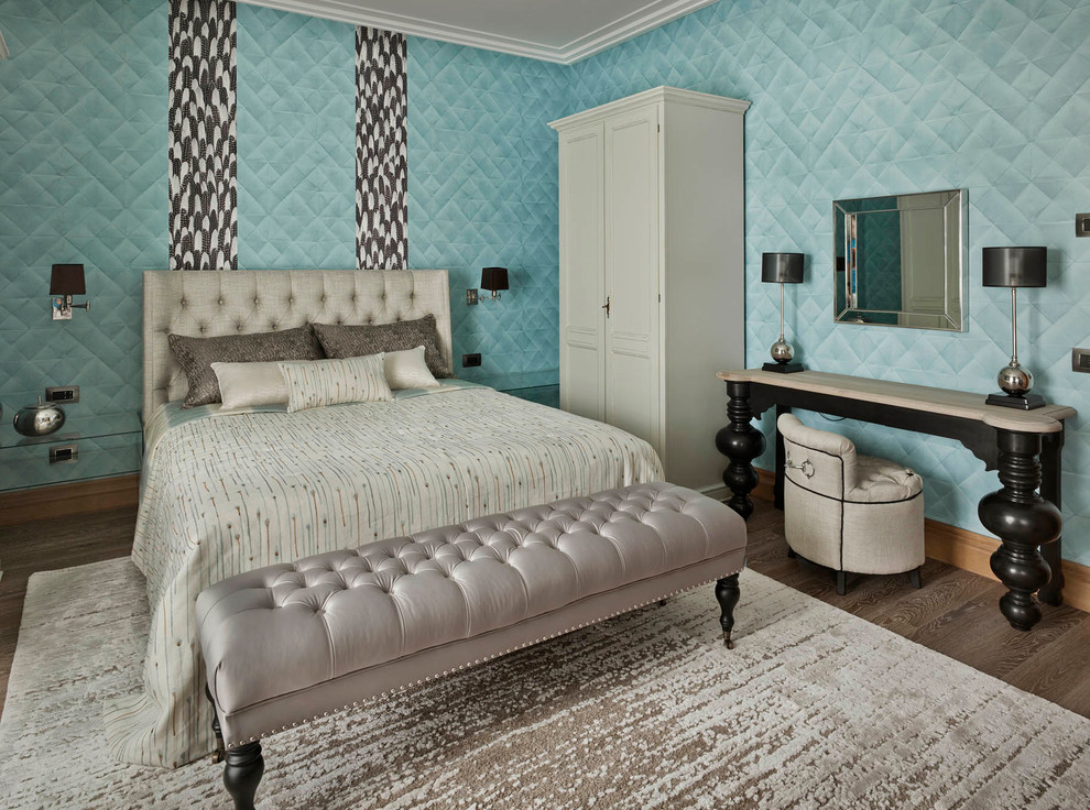 Imagen de dormitorio principal clásico con paredes azules y moqueta