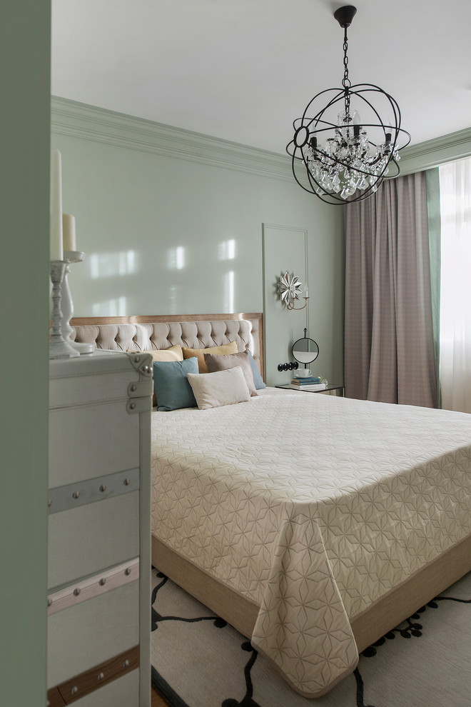 Modelo de dormitorio tradicional con paredes verdes