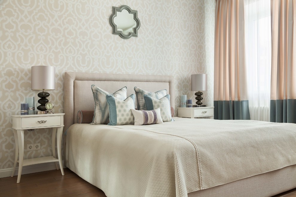Пример оригинального дизайна: гостевая спальня (комната для гостей) в классическом стиле с паркетным полом среднего тона, бежевыми стенами и коричневым полом