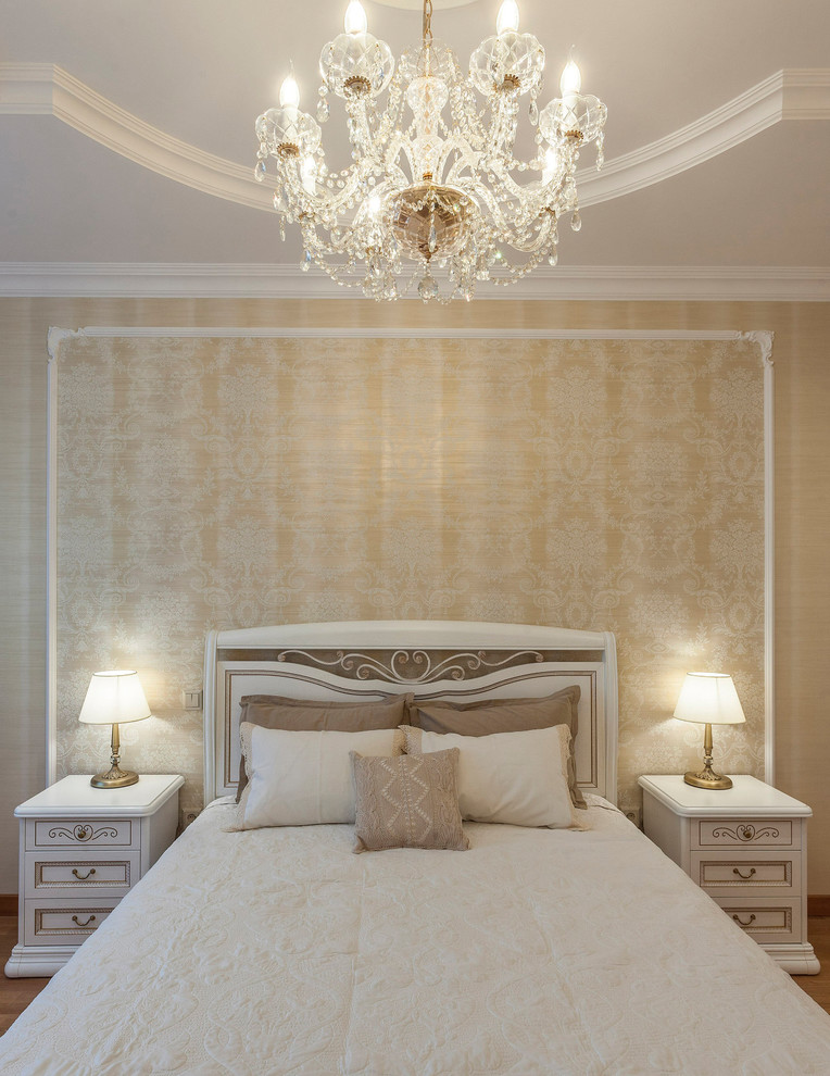 Ejemplo de habitación de invitados clásica renovada de tamaño medio con paredes amarillas y suelo de madera en tonos medios