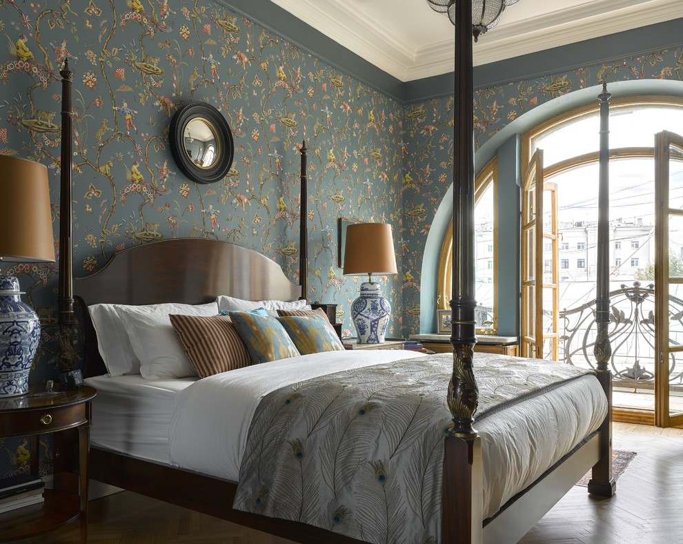 На фото: хозяйская спальня в классическом стиле с разноцветными стенами и паркетным полом среднего тона с