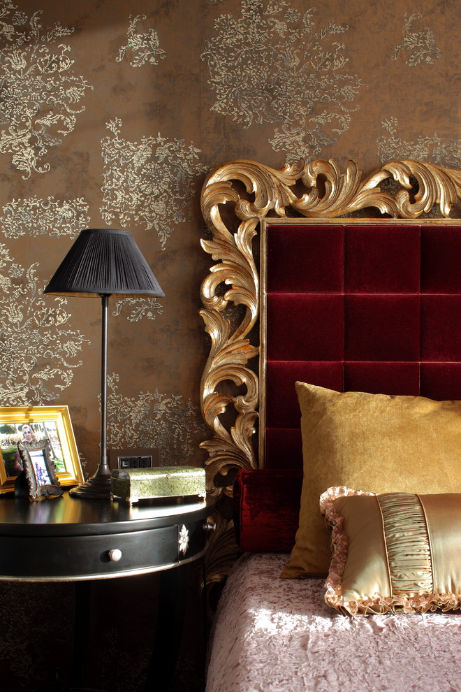 Свежая идея для дизайна: спальня в классическом стиле с коричневыми стенами - отличное фото интерьера