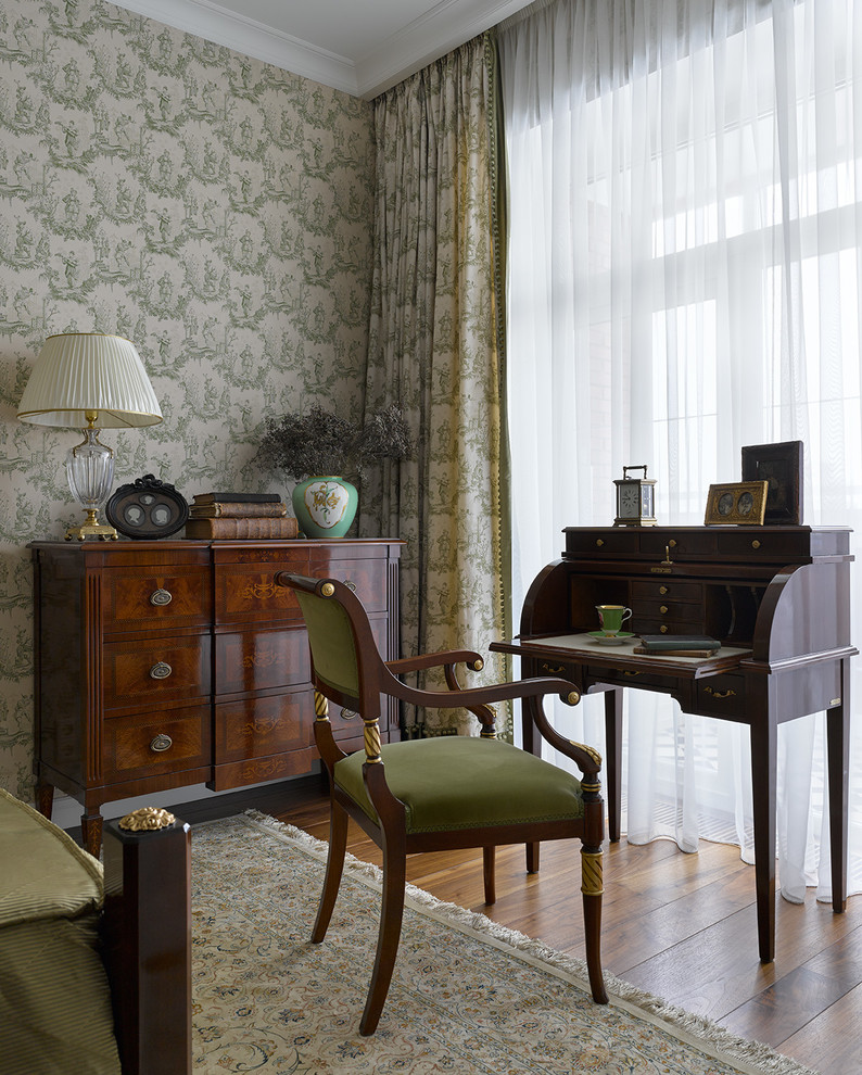 Mittelgroßes Klassisches Hauptschlafzimmer mit grüner Wandfarbe und braunem Holzboden in Moskau