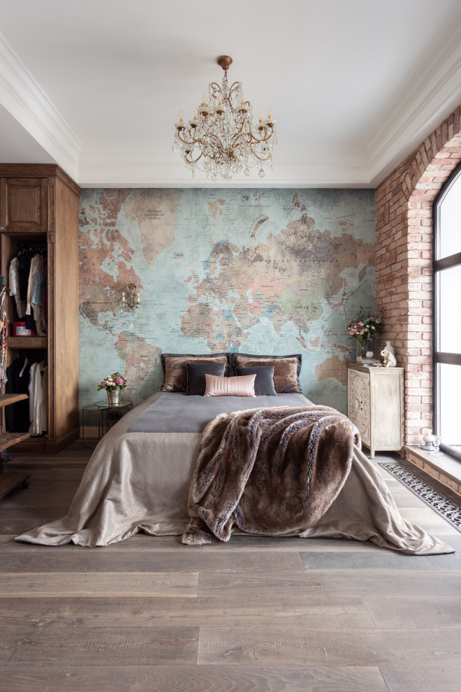 Idee per una camera da letto country con pareti multicolore, parquet scuro, pavimento marrone e carta da parati