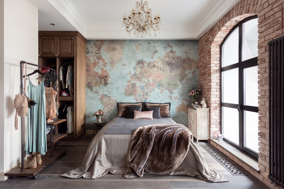 Стильный дизайн: хозяйская спальня в стиле кантри с разноцветными стенами, темным паркетным полом, коричневым полом, многоуровневым потолком и обоями на стенах - последний тренд