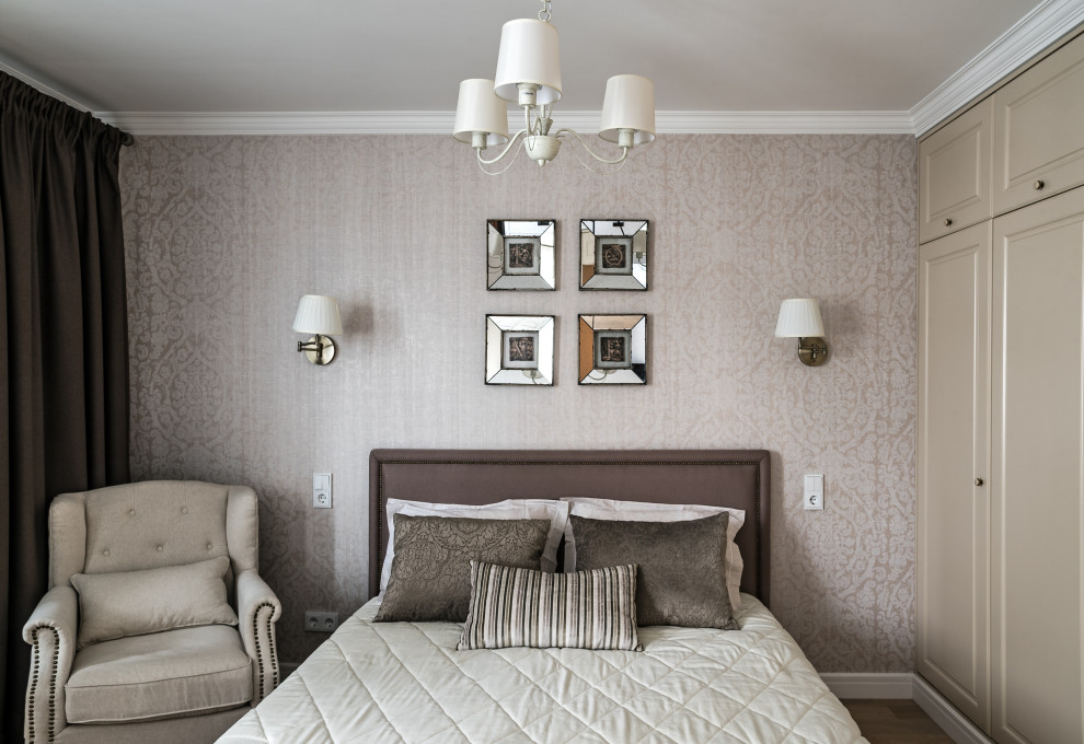 Источник вдохновения для домашнего уюта: спальня в стиле неоклассика (современная классика) с серыми стенами, темным паркетным полом и коричневым полом