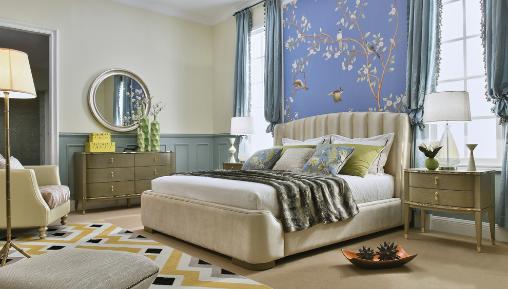 Источник вдохновения для домашнего уюта: хозяйская спальня в стиле неоклассика (современная классика) с разноцветными стенами, ковровым покрытием и бежевым полом