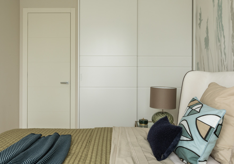 Источник вдохновения для домашнего уюта: хозяйская спальня среднего размера, в светлых тонах в современном стиле с бежевыми стенами, светлым паркетным полом, бежевым полом и обоями на стенах без камина