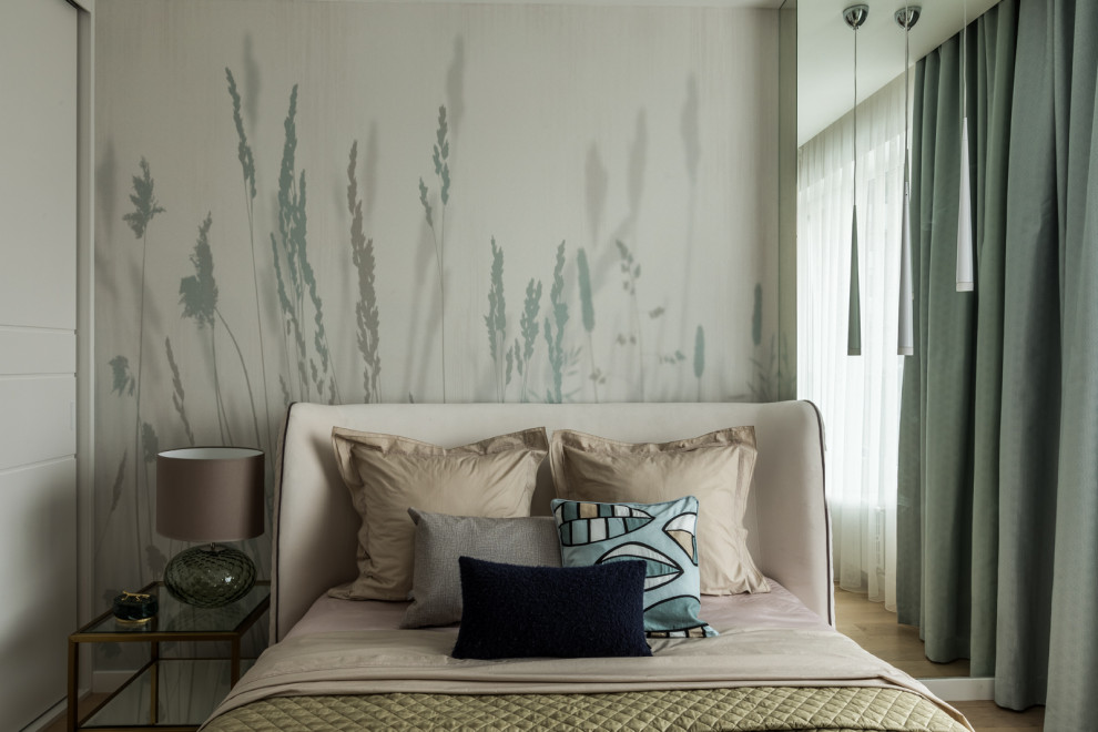 Diseño de dormitorio principal y blanco contemporáneo de tamaño medio sin chimenea con paredes beige, suelo de madera clara, suelo beige y papel pintado
