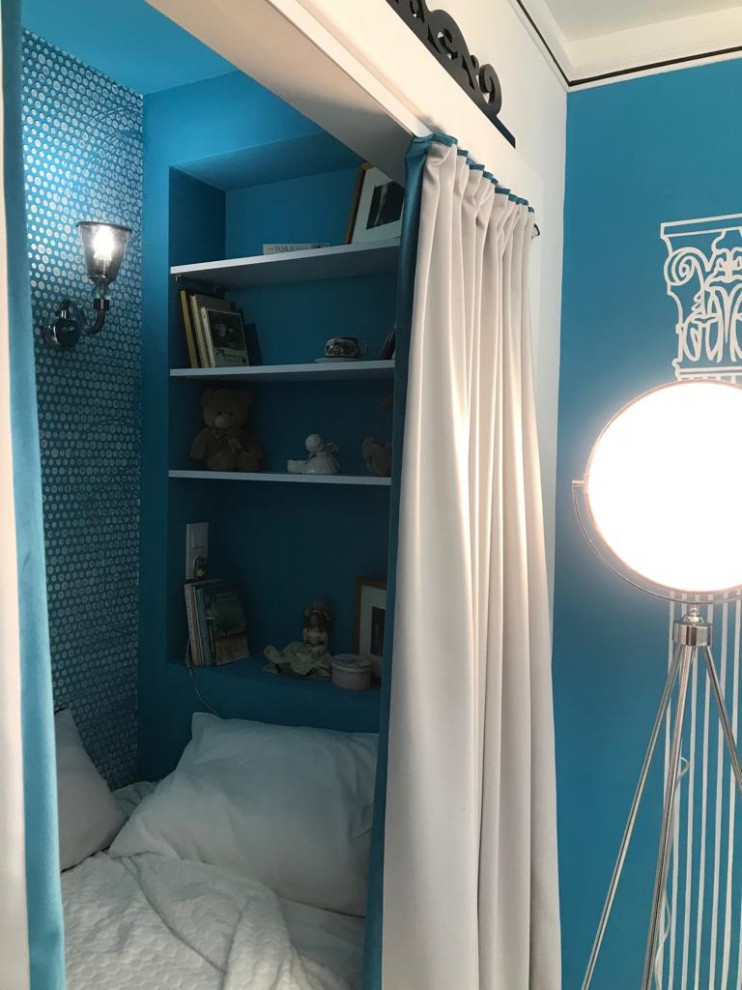 Esempio di una piccola camera matrimoniale minimal con pareti blu, pavimento in linoleum e pavimento bianco