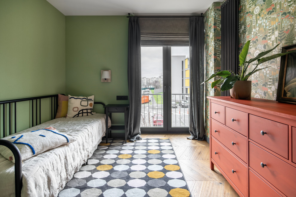 他の地域にある広いコンテンポラリースタイルのおしゃれな客用寝室 (緑の壁、無垢フローリング、茶色い床、壁紙)