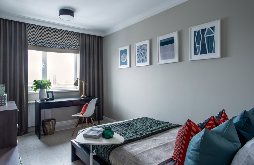 Foto di una piccola camera da letto chic con pareti grigie e pavimento grigio