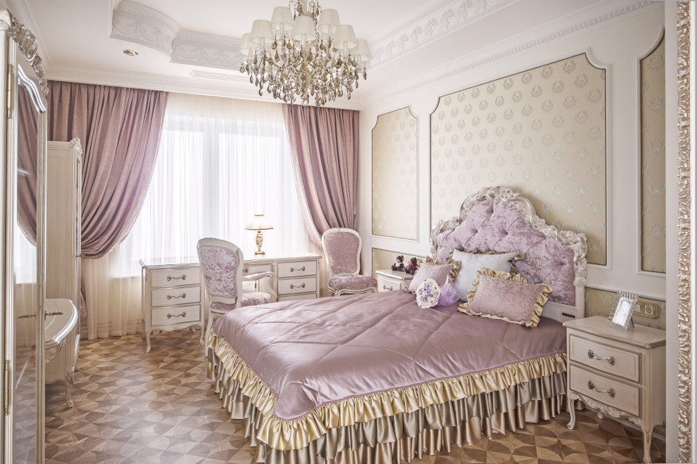 На фото: спальня среднего размера в классическом стиле с