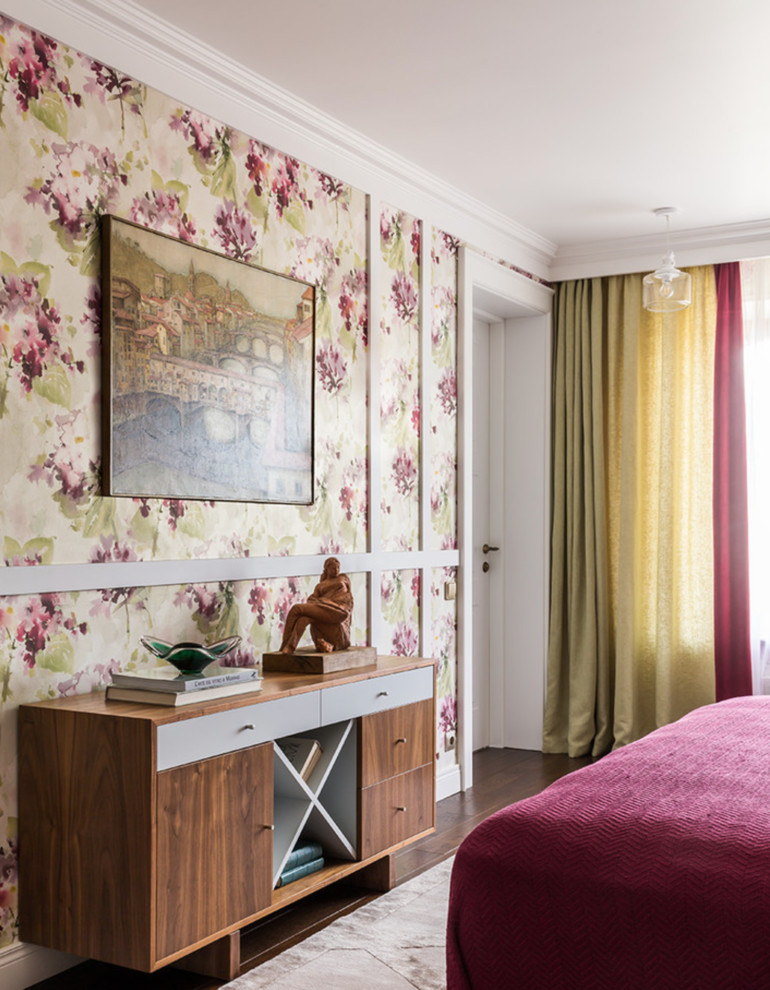 Foto de dormitorio principal clásico renovado grande con paredes multicolor, suelo de madera oscura y suelo marrón