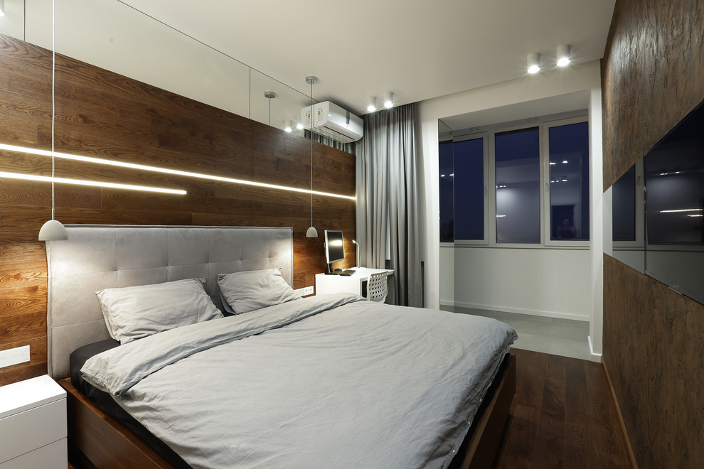 Ejemplo de dormitorio principal actual con paredes marrones y suelo de madera oscura