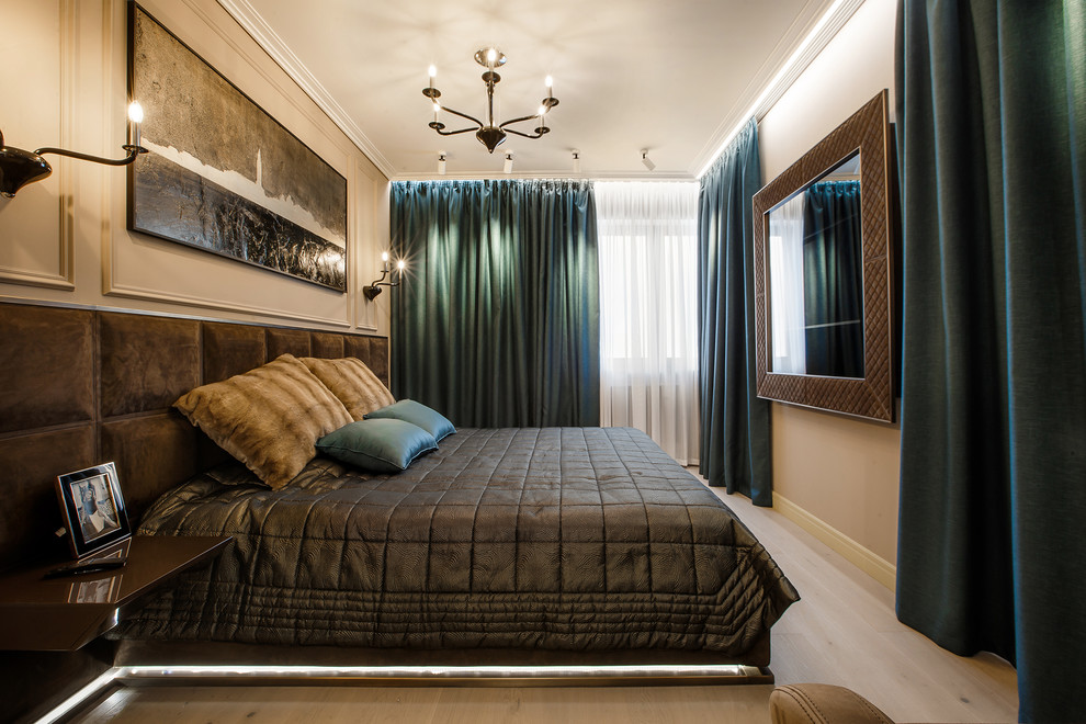 Стильный дизайн: хозяйская спальня в современном стиле с бежевыми стенами, светлым паркетным полом, бежевым полом и кроватью в нише - последний тренд
